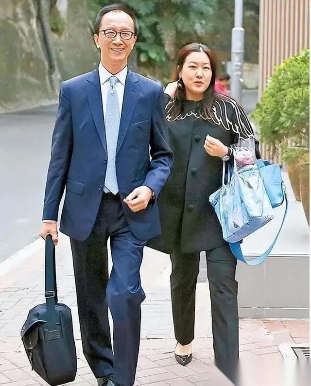 73岁的梁锦松扶着拐杖，全网都在心疼47岁的伏明霞。这根本不是悲剧，这是她赢下的