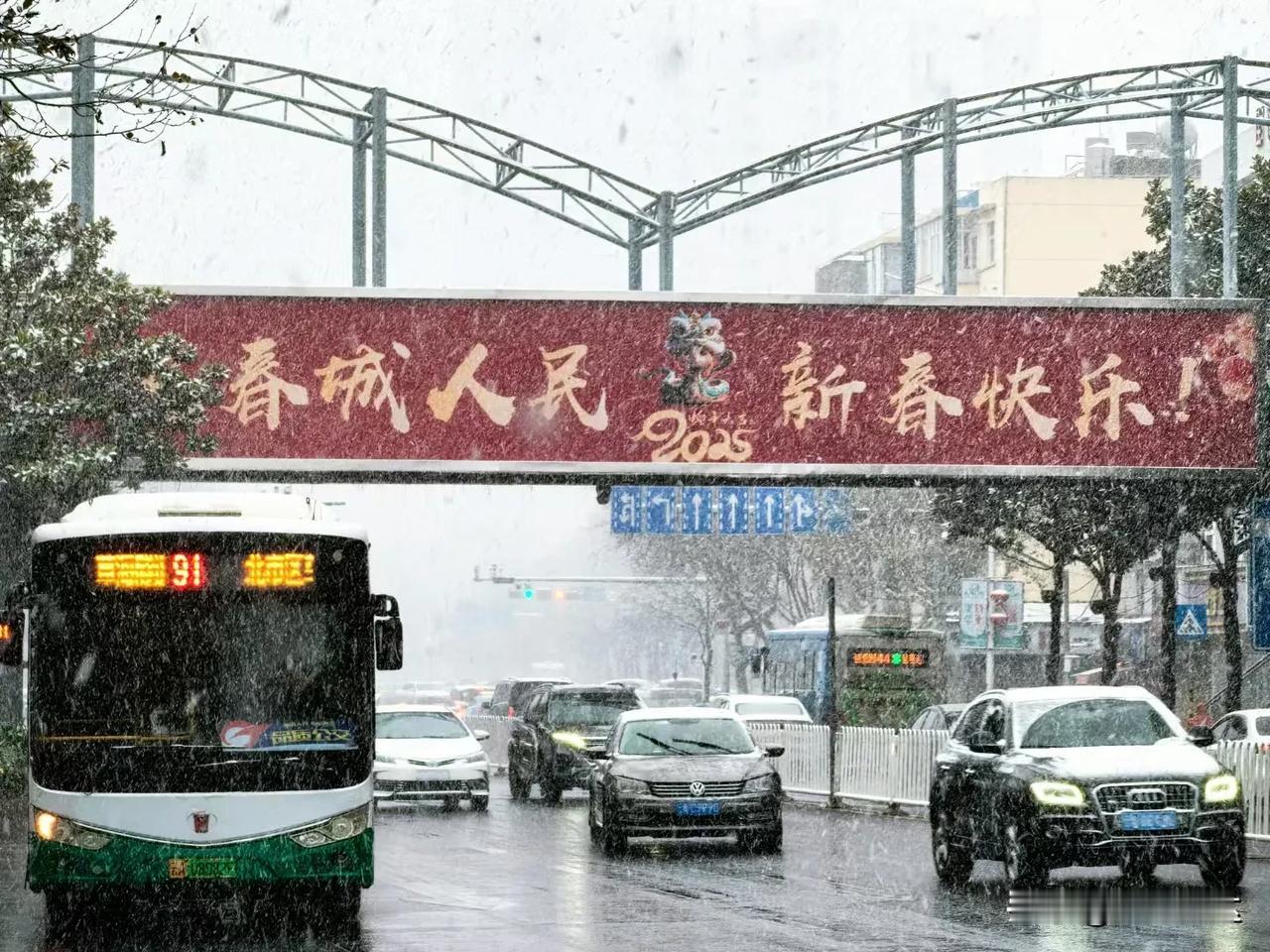 天气预报果然很准，这两天昆明的天气经历了断崖式的降温，从前天艳阳高照的“春”天直