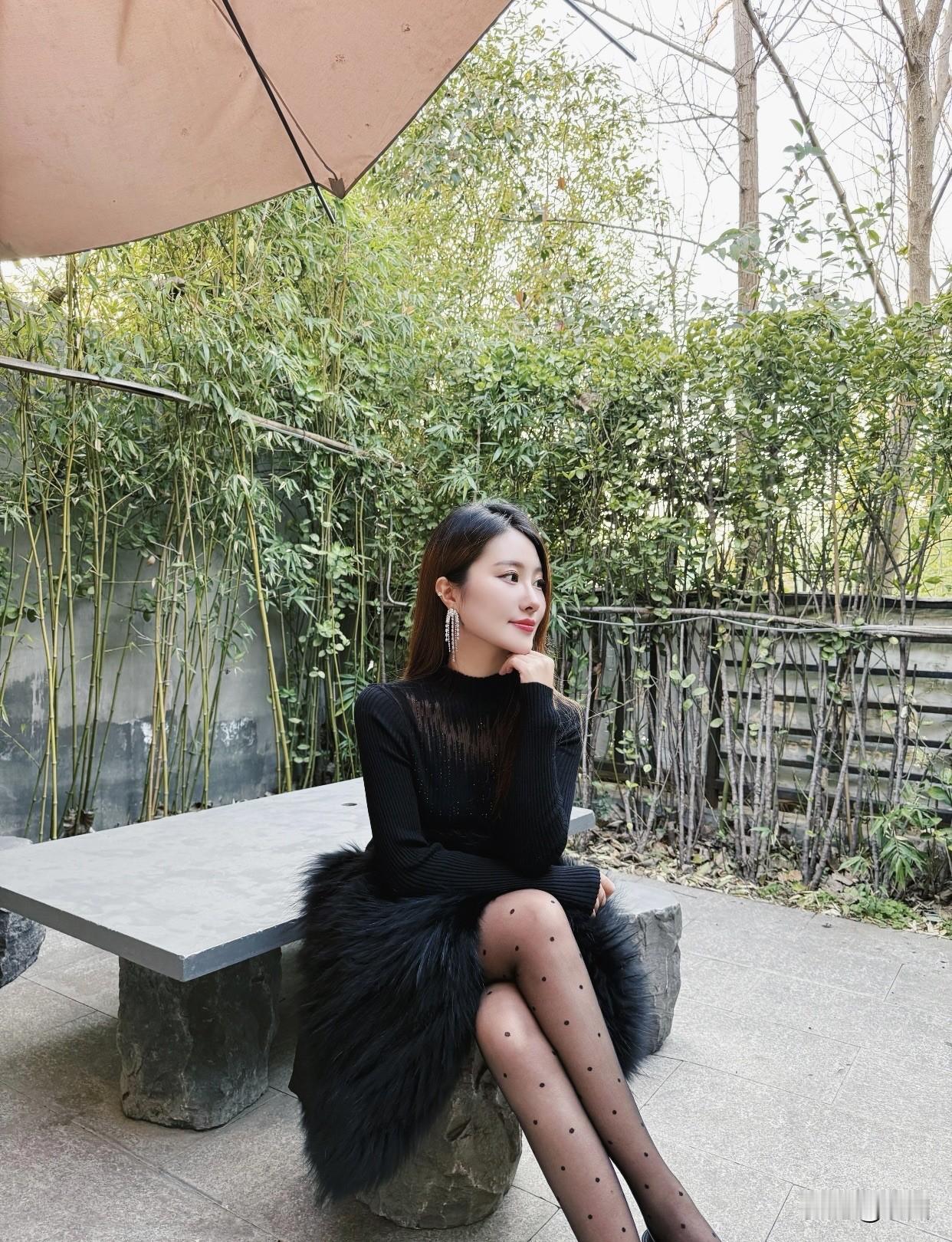 而且高跟鞋能带来心理满足。走路时“哒哒”声，仿佛在宣告存在感，让女孩更自信。在社