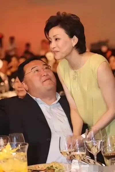 夫妻恩爱比蜜甜：杨澜的老公在杨澜起身和大家招呼时，还在目不转睛的盯着自己的老婆看