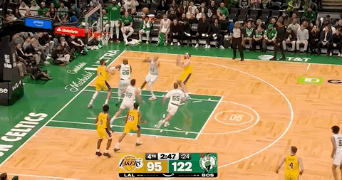 布朗尼投进三分，得到5分了！ 湖人vs凯尔特人
