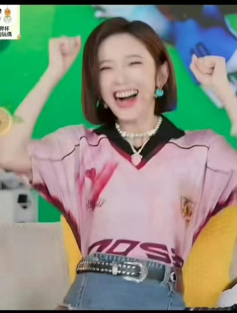 唐艺昕解说团出道 唐艺昕正式解锁解说新身份，温柔灵动气场十足。粉嫩造型格外适配她