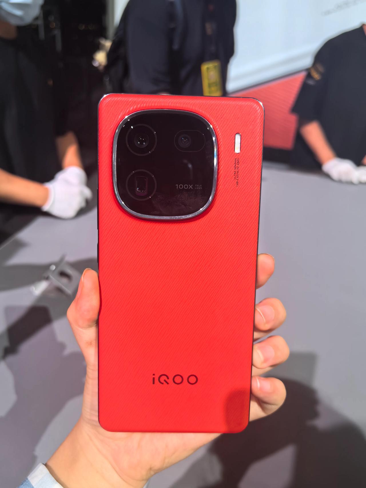 iQOO12这个红色真的好好看[大笑][大笑][大笑]