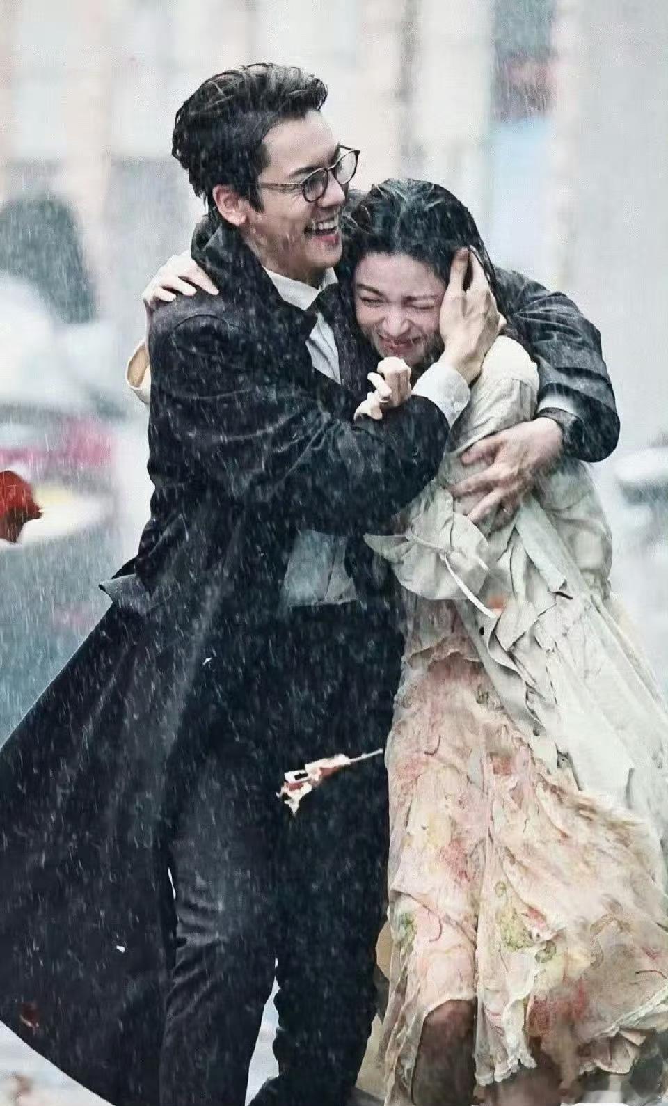 钟楚曦陈伟霆爱情慢慢淋雨路透陈伟霆钟楚曦《爱情慢慢》淋雨路透出神图了，好有氛围感