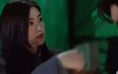 中偶也有男女主摔倒就接吻 蜜语纪播了一半，男女主终于亲上了！！偶像剧就是要帅哥美