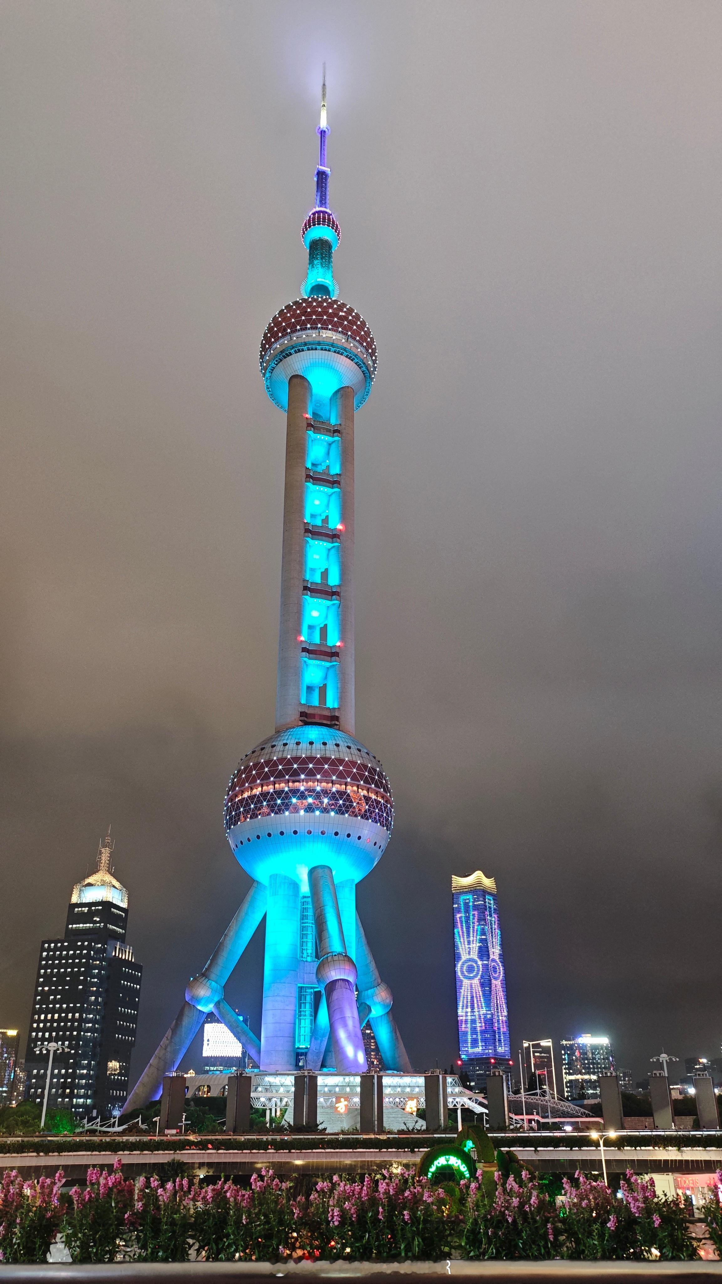 这海豚一消停 雨一停 没想到陆家嘴天桥上现在还一堆人看来来上海旅游的人是真不少。
