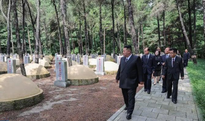 金正恩这一跪，接下来朝鲜的经济建设就更有谱了！
7月26日，平安南道桧仓郡，毛岸