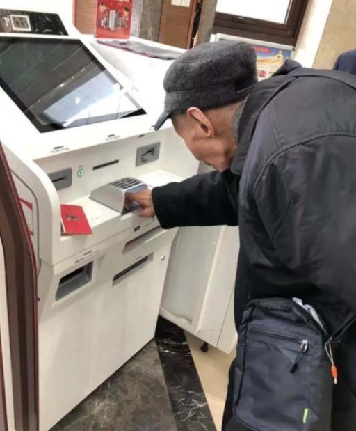 6月14日九派快讯报道，云南安宁，一位73岁的刘大爷把10万元存了三年定期，存单