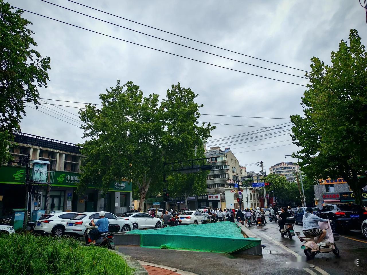 毫无疑问，其实济南首先发展的应该是电动自行车。不像地铁大规模投资，只需要把道路整