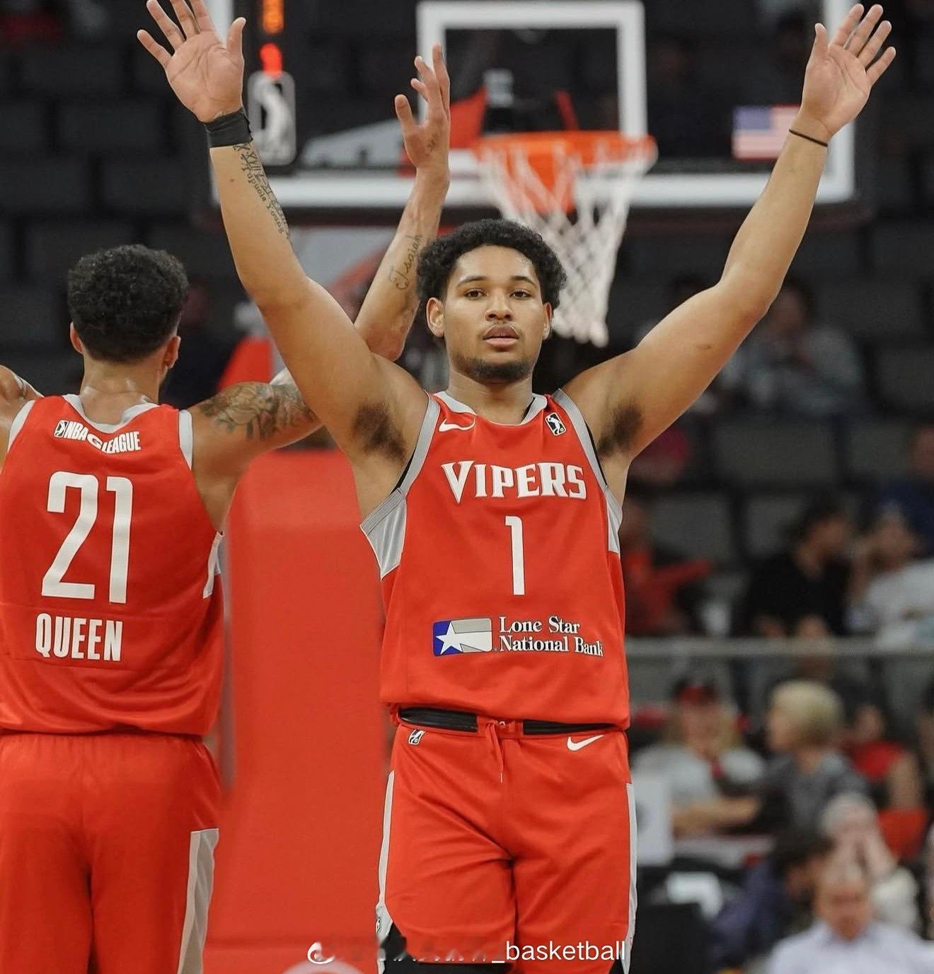 山西男篮签下新外援戴申·尼克斯，他本赛季一直在发展联盟打球场均拿到22.0分7.