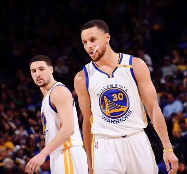 曾经的水花兄弟，现在境遇各不相同！
库里父亲是前NBA球员。他在戴维森学院打出名
