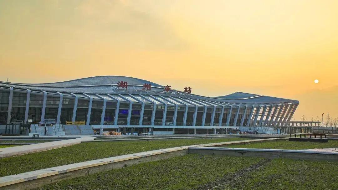 即将开通的沪苏湖高铁湖州东站位于湖州市吴兴区八里店镇。
湖州东站采用架空的线侧平
