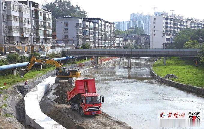 十堰 日前，十堰市中心城区红卫河、张湾河污水管网改造正式动工，计划明年6月全面完