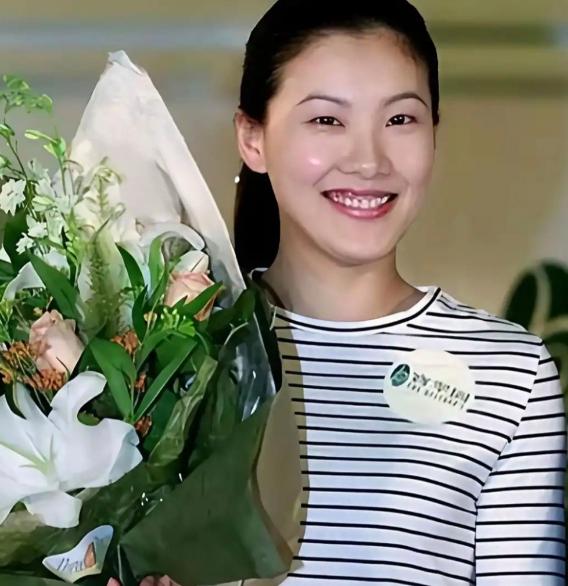 48岁的伏明霞结婚24年，老公梁锦松74岁，心脏搭过支架。他们育有两男一女，长女