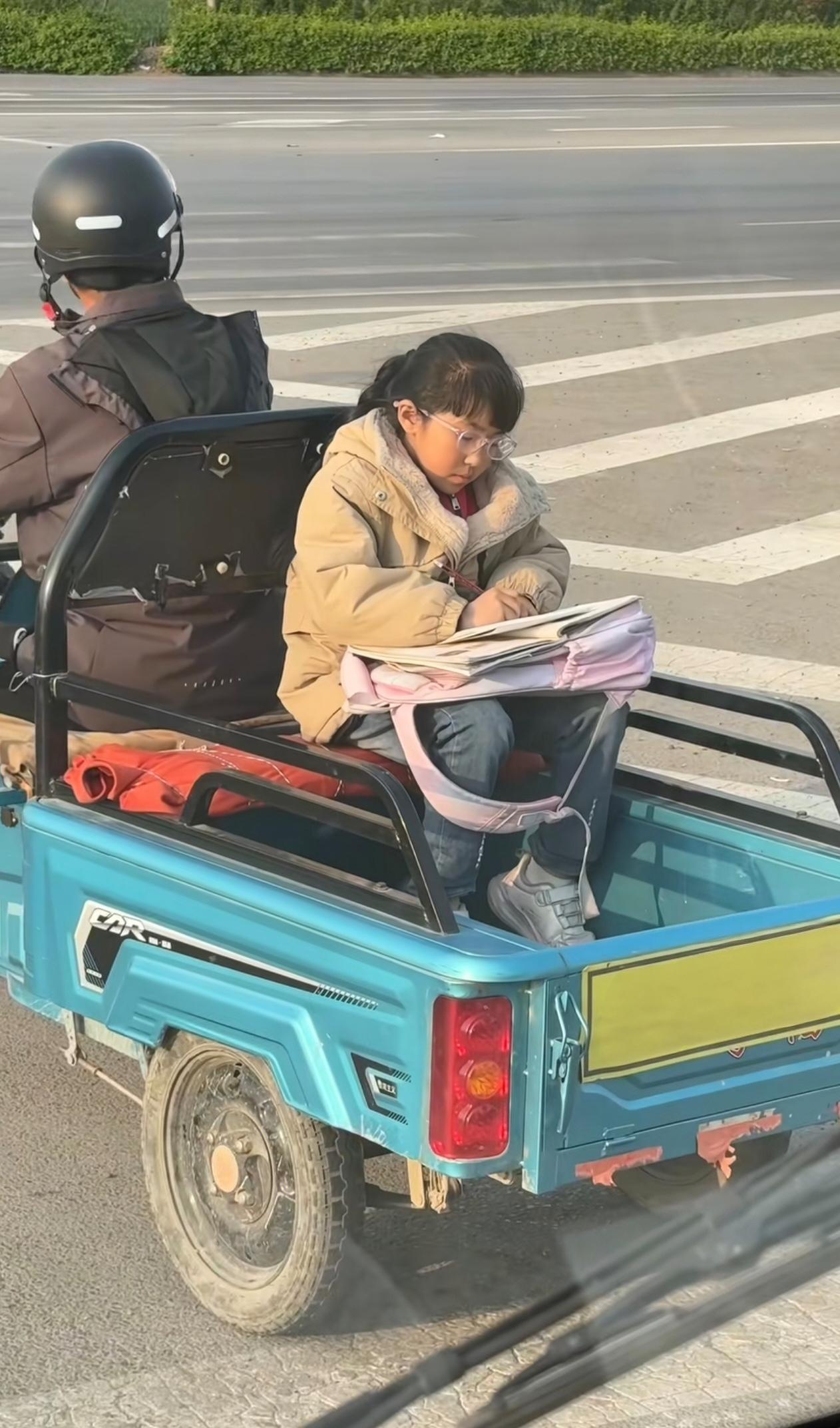 前一阵子，在接孩子放学的路上偶然拍到的小女孩，一下就被她打动了。
       