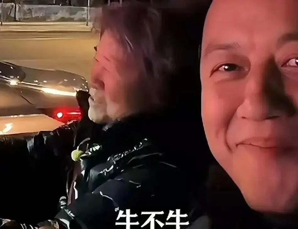 刷到李亚鹏让83岁老妈深夜开车接他的视频，第一反应就是离谱。

画面里连个正脸都