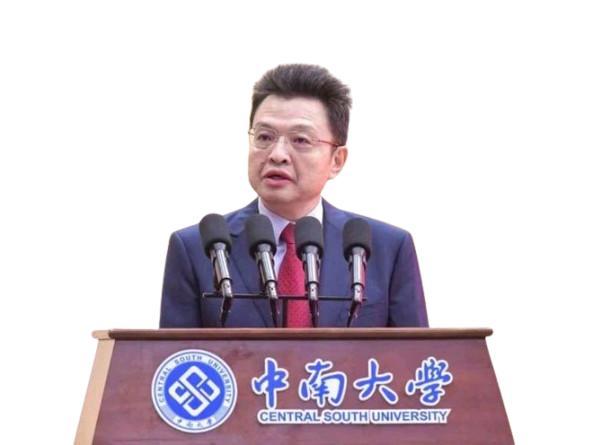 李建成，男，汉族，中共党员，1964年12月生于内蒙古集宁，籍贯山西左云，大地测