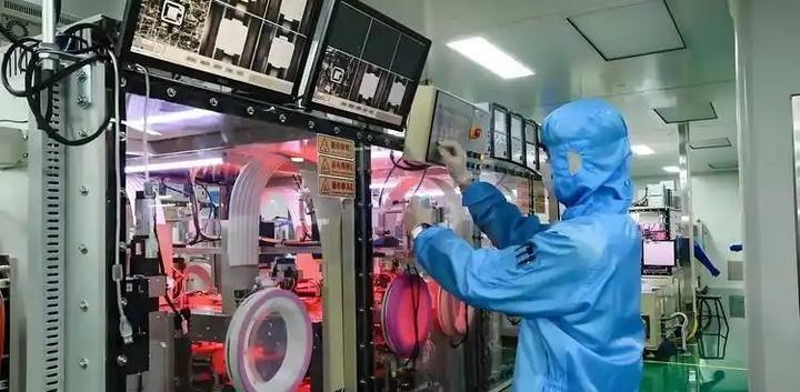 为什么美国一边谈合作，一边又限制中国？美国经济学家杰弗里·萨克斯说过：“中国不是