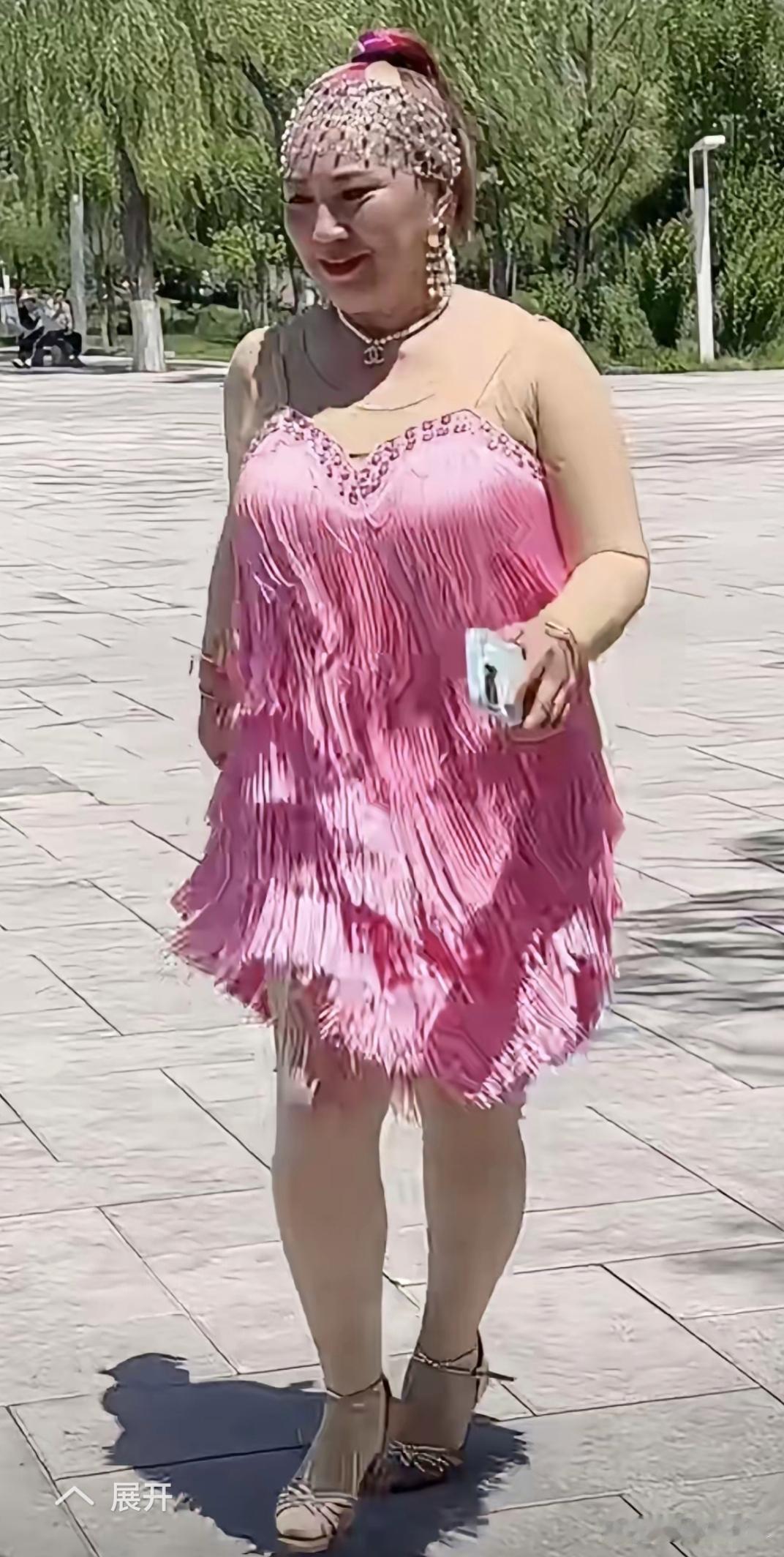 大妈看上去优雅大气！
她应该是个富婆吧？