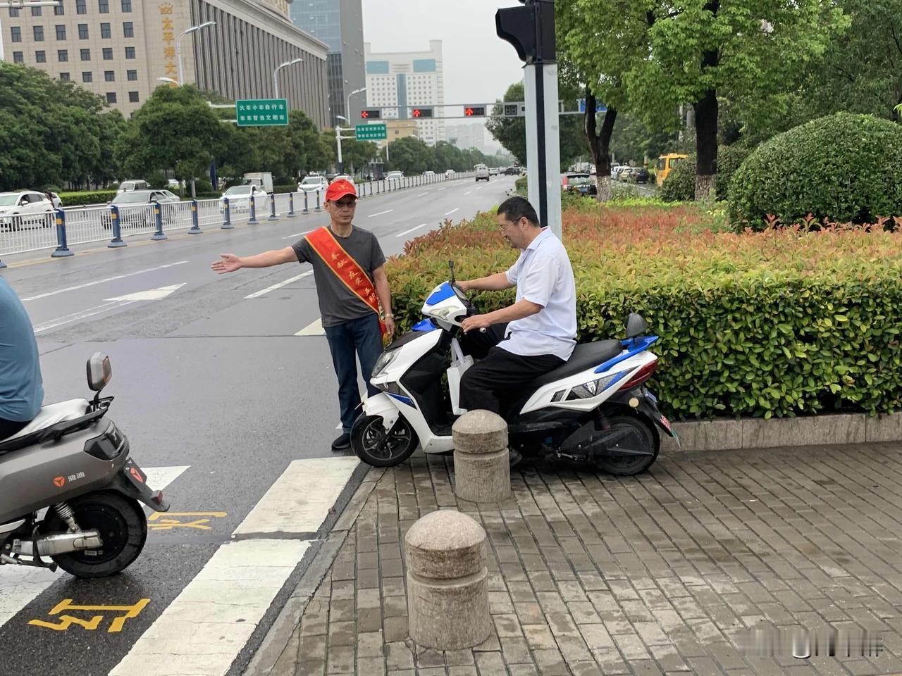 今天是党的生日！
在这个举国同庆的日子里，
作为一名退休老党员，我穿上志愿服、戴