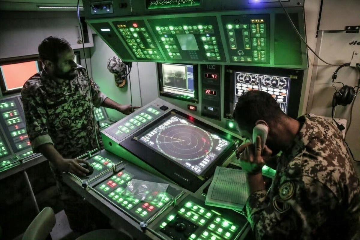 伊朗多次袭击迪拜
士兵:  "报告，美国巡洋舰那边飞来一波导弹，专挑咱们的命脉设