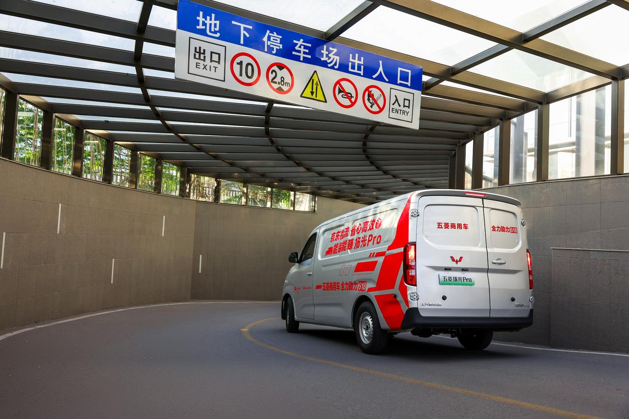 当城配物流比拼高效真功夫，五菱扬光Pro于京东亚洲一号登场，重新定义9方级宽体大