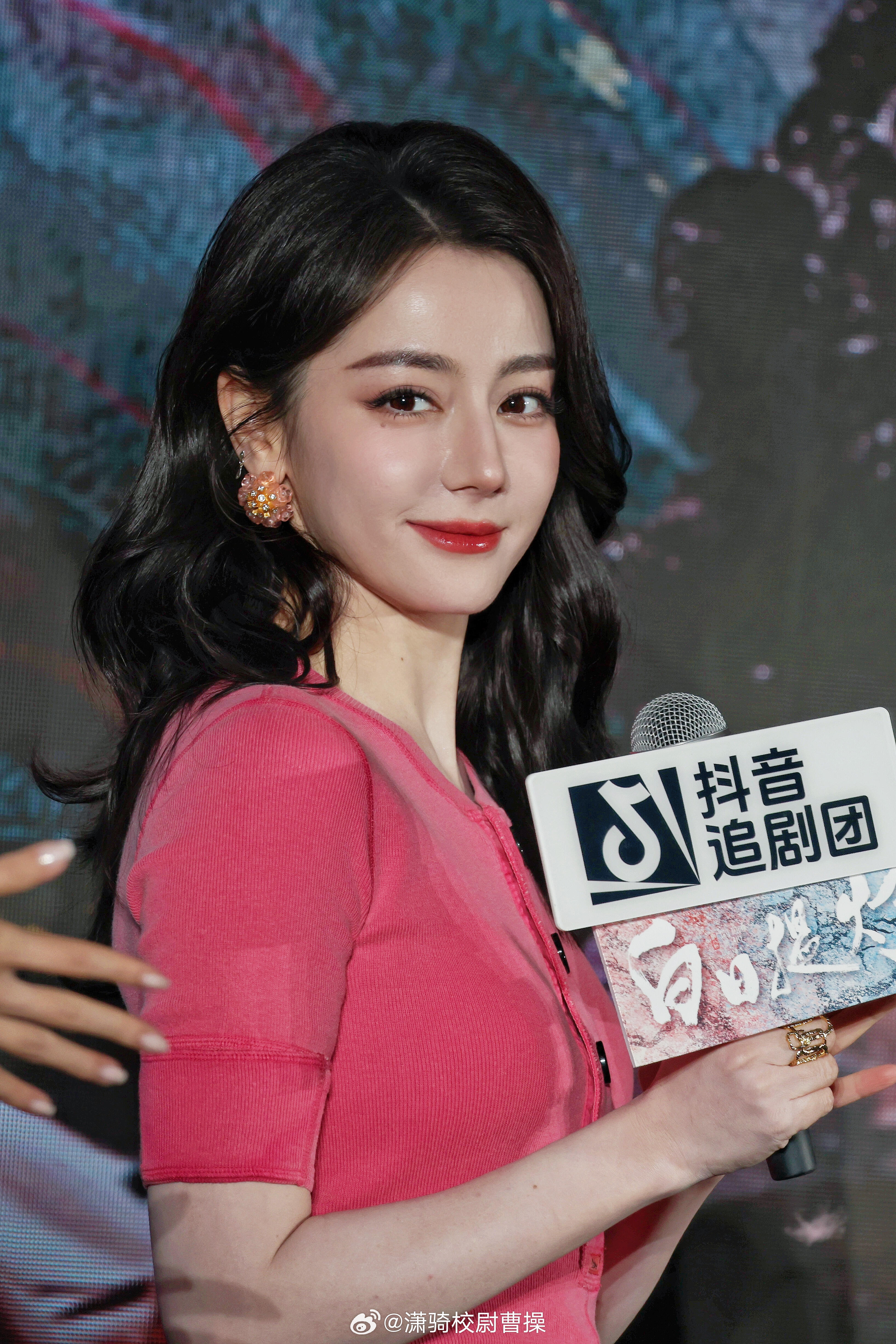 迪丽热巴祝大家随心所愚迪丽热巴追剧团生图📷 