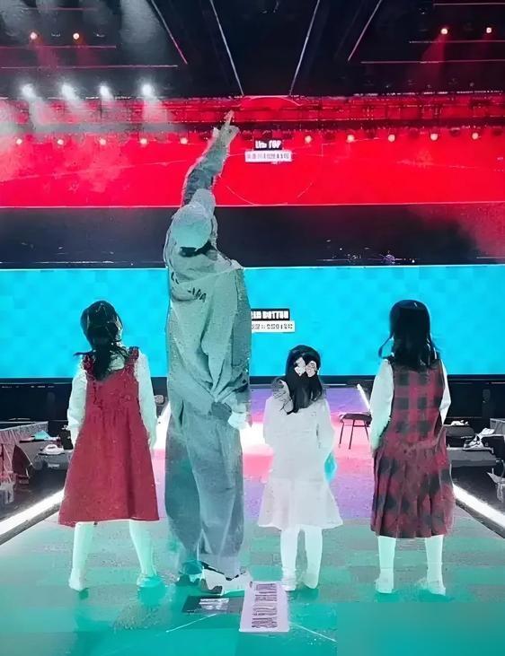 生了三个女儿，没一个像谢娜，张杰一句没办法，我基因太强，直接把天聊死。
你去看