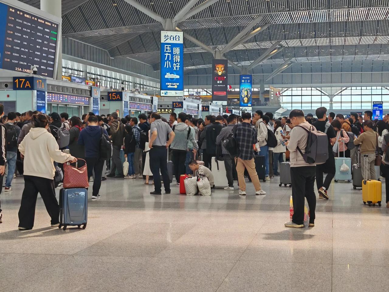 去过西部很多个高铁站，西安北应该是最方便的一个，就拿站内换乘来说，从下车到进站换