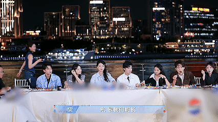 《offer7》这波双向奔赴太好哭！张诗雯聚餐敬酒没半点迟疑走向李宇嘉，首个举杯