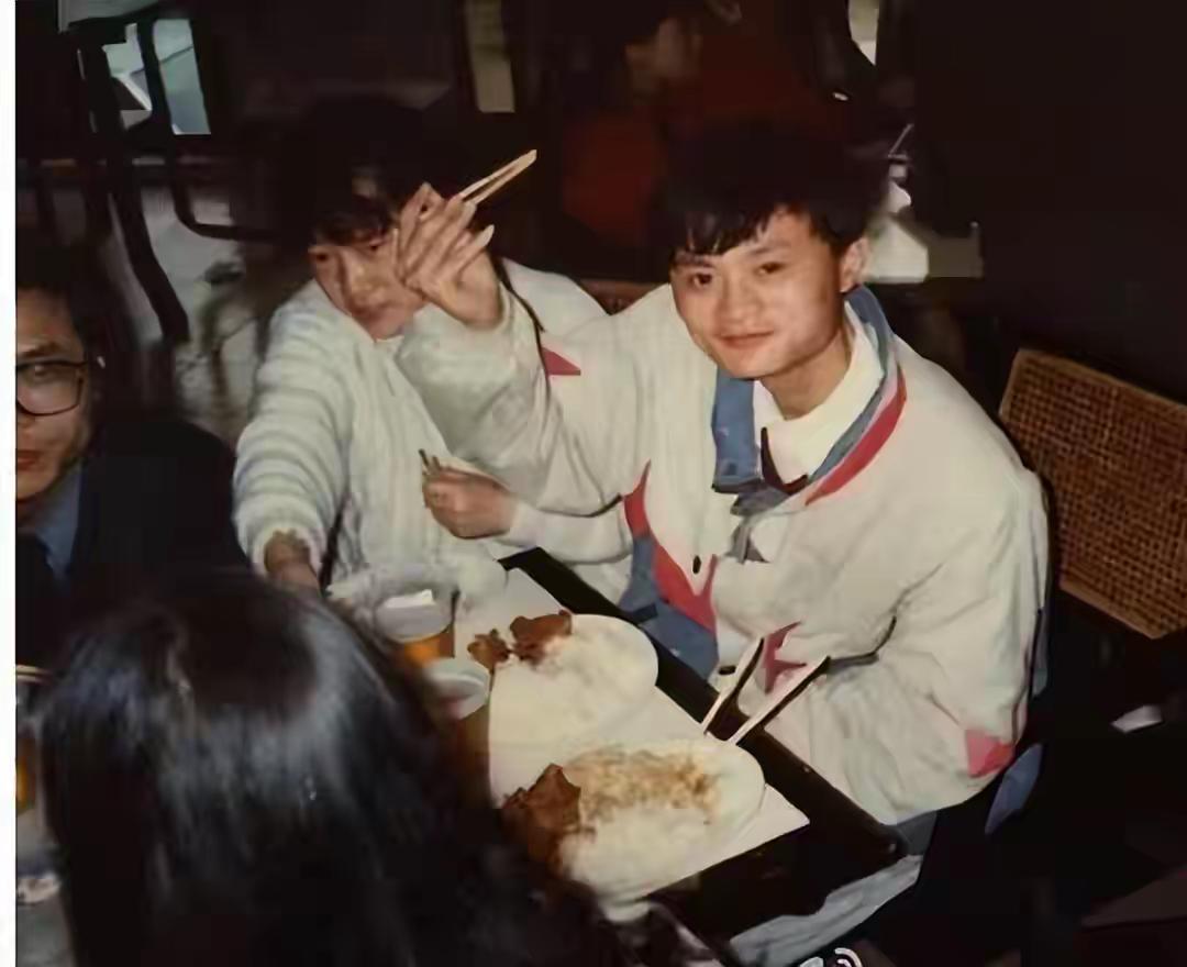 年轻时候的马云也吃过快餐，真接地气