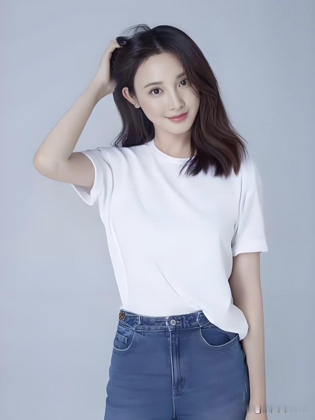 从《东宫》红衣惊鸿到主持台前的从容，彭小苒把锋芒藏进温柔，让每一次亮相都成为惊艳
