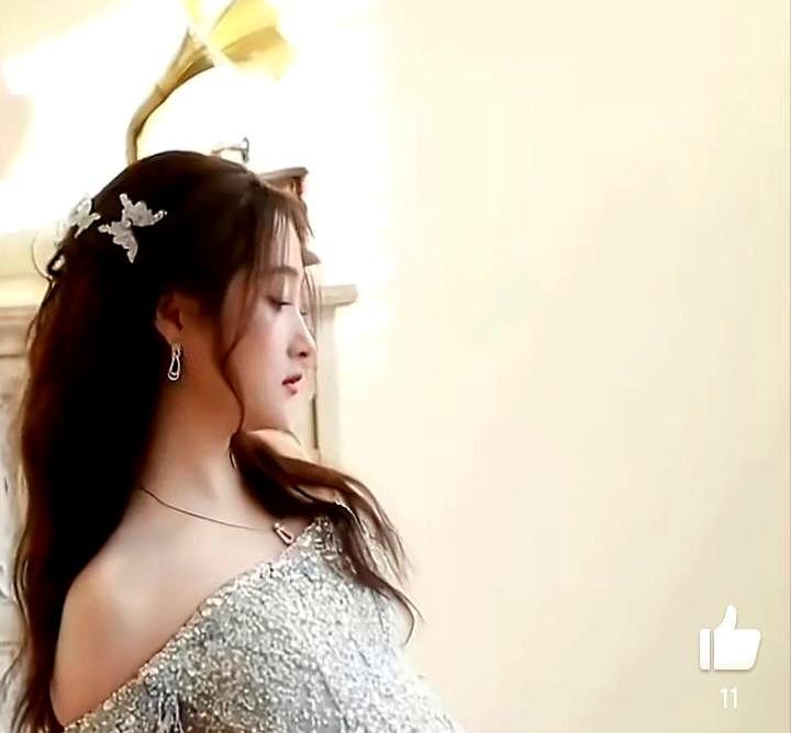 贾玲沈腾关晓彤在王牌勾肩搭背像亲兄妹，为啥拍电影从来不带对方？
 
你看贾玲拍的