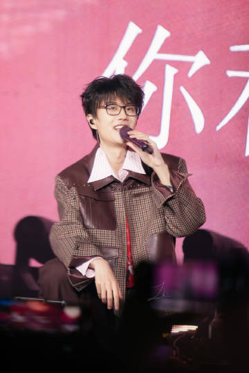 许嵩巡演杭州站开启预售 双场连开真的太宠粉！许嵩杭州巡演诚意拉满，6月30日分时