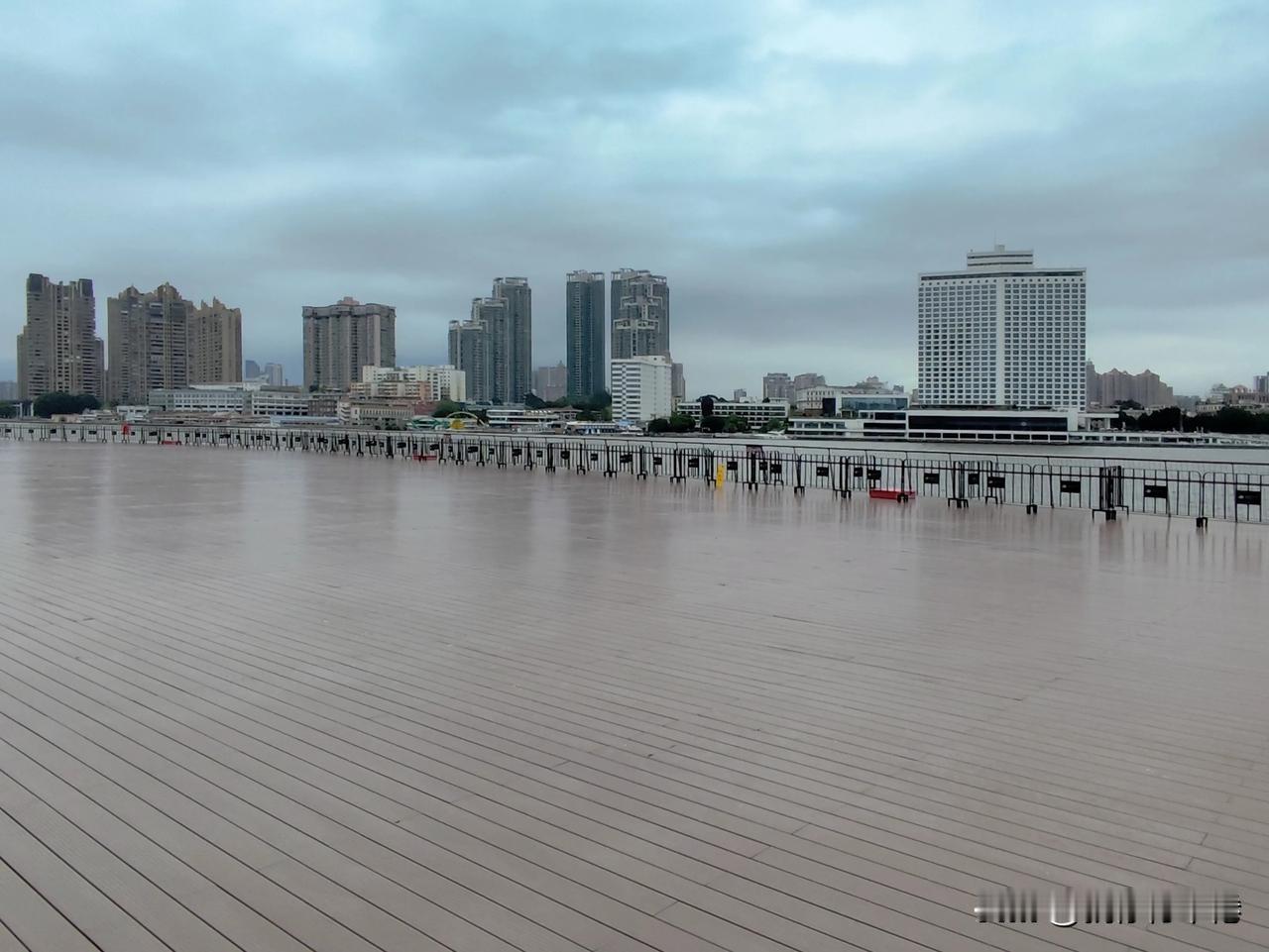 《广州一景》（67）
--白鹅潭宽阔的江面和沿江建筑