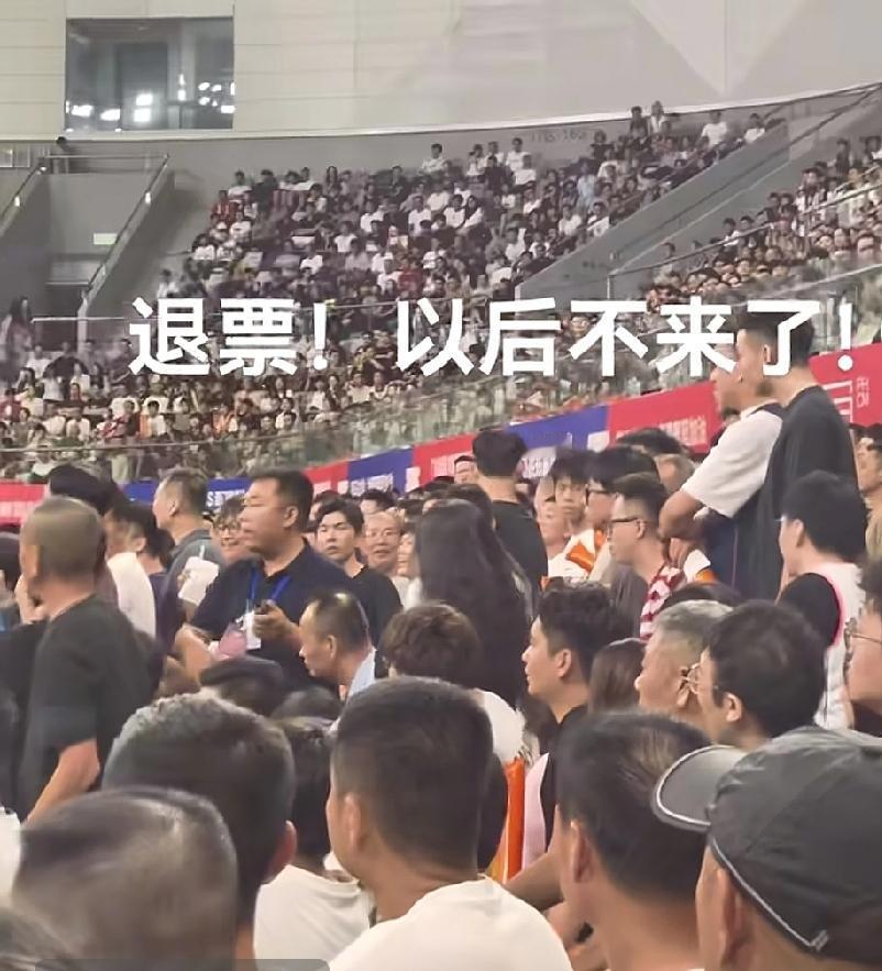 汕头现场球迷大喊“退票”，澳门黑心打得特别消极，凭什么让球迷装聋作哑？

昨晚的