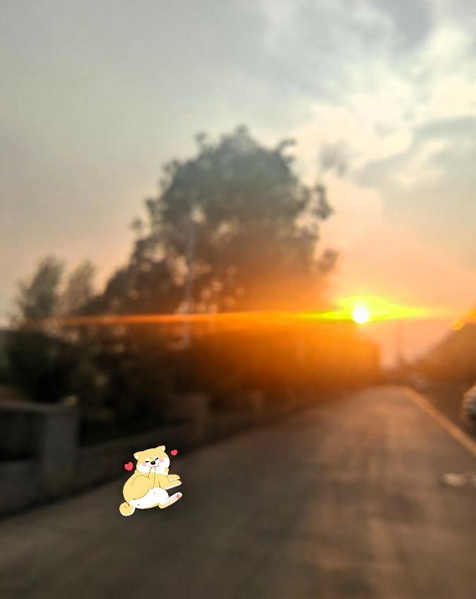 走在路上，被夕阳狠狠治愈了！
 
今天出门刚好撞见日落，随手一拍，暖乎乎的光洒在
