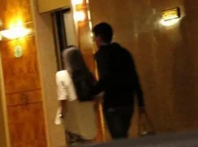 山东潍坊，已婚女子大半夜的跟外面的男子潇洒，饮酒后二人去宾馆里开了房，进入客房后
