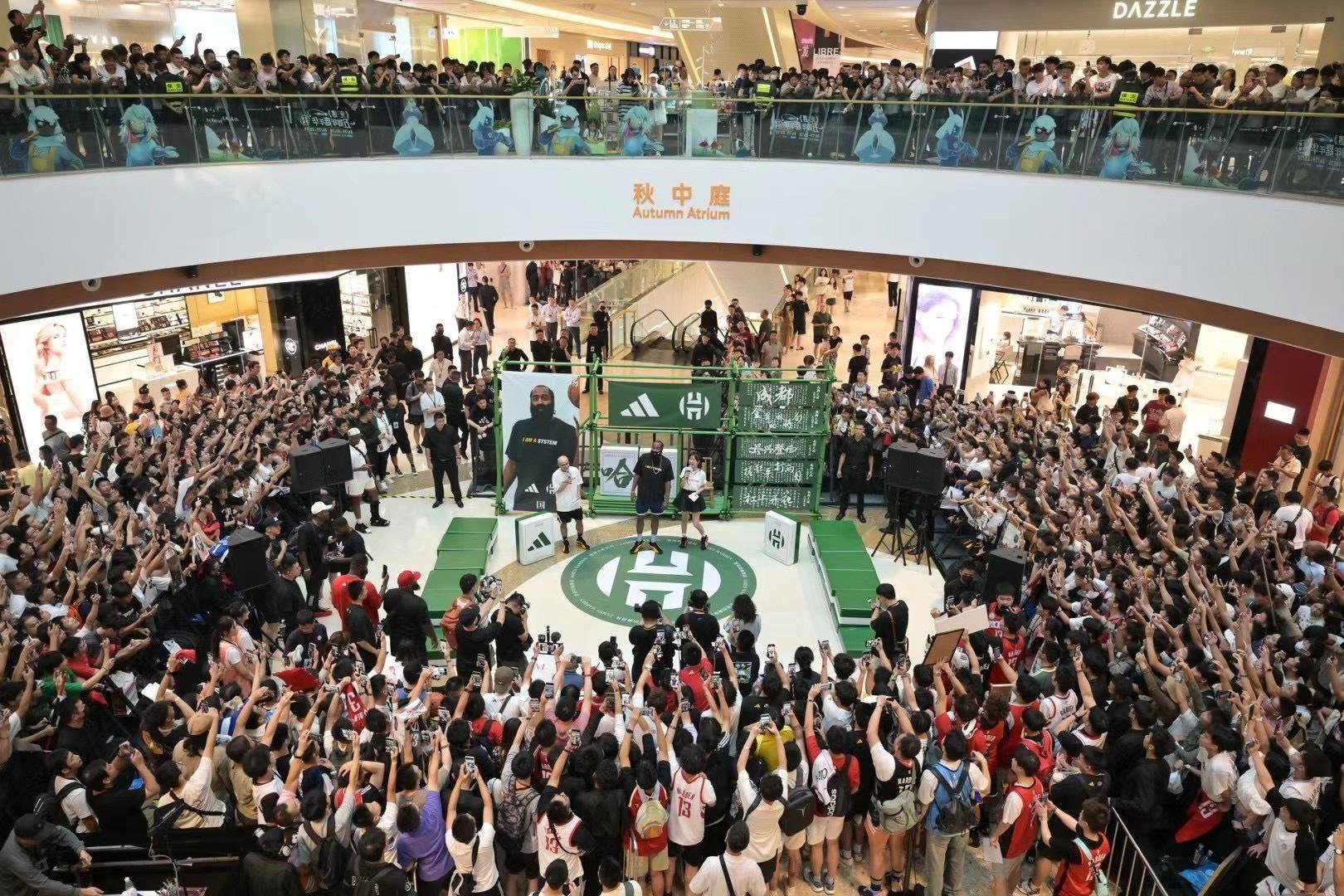 哈登中国行现场人山人海 库里球迷别不爱听，除了科比、詹姆斯，哈登在中国的球迷应该