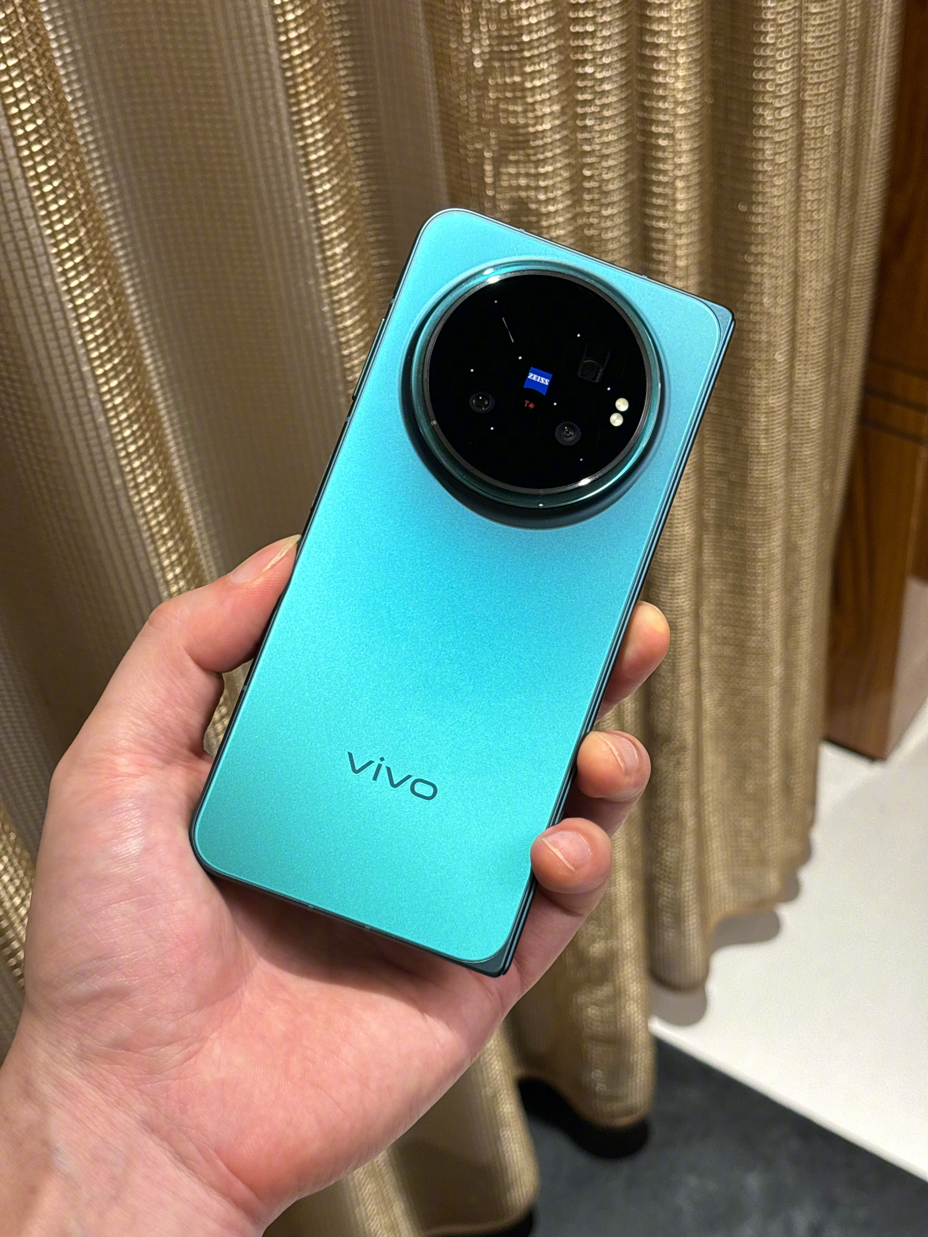 vivo X Fold6蓝洞配色质感十分出众，AG磨砂后盖不易沾指纹，渐变蓝调随