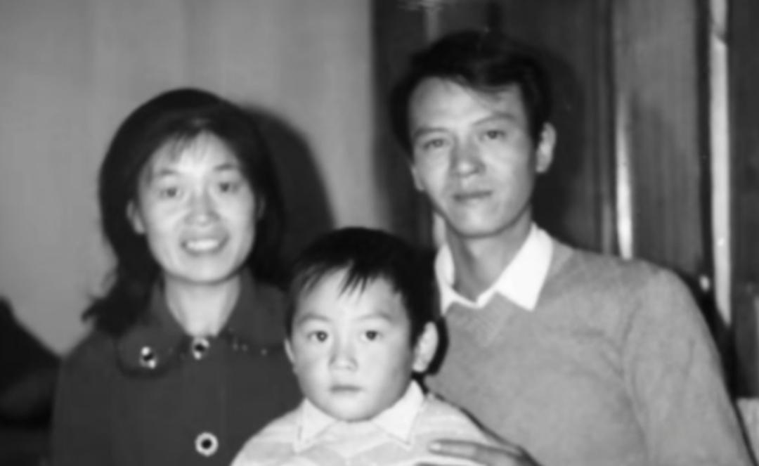 1979年，上海知青戴建国不顾反对娶了一农村女子，谁知娶回家当晚，妻子就大喊大叫