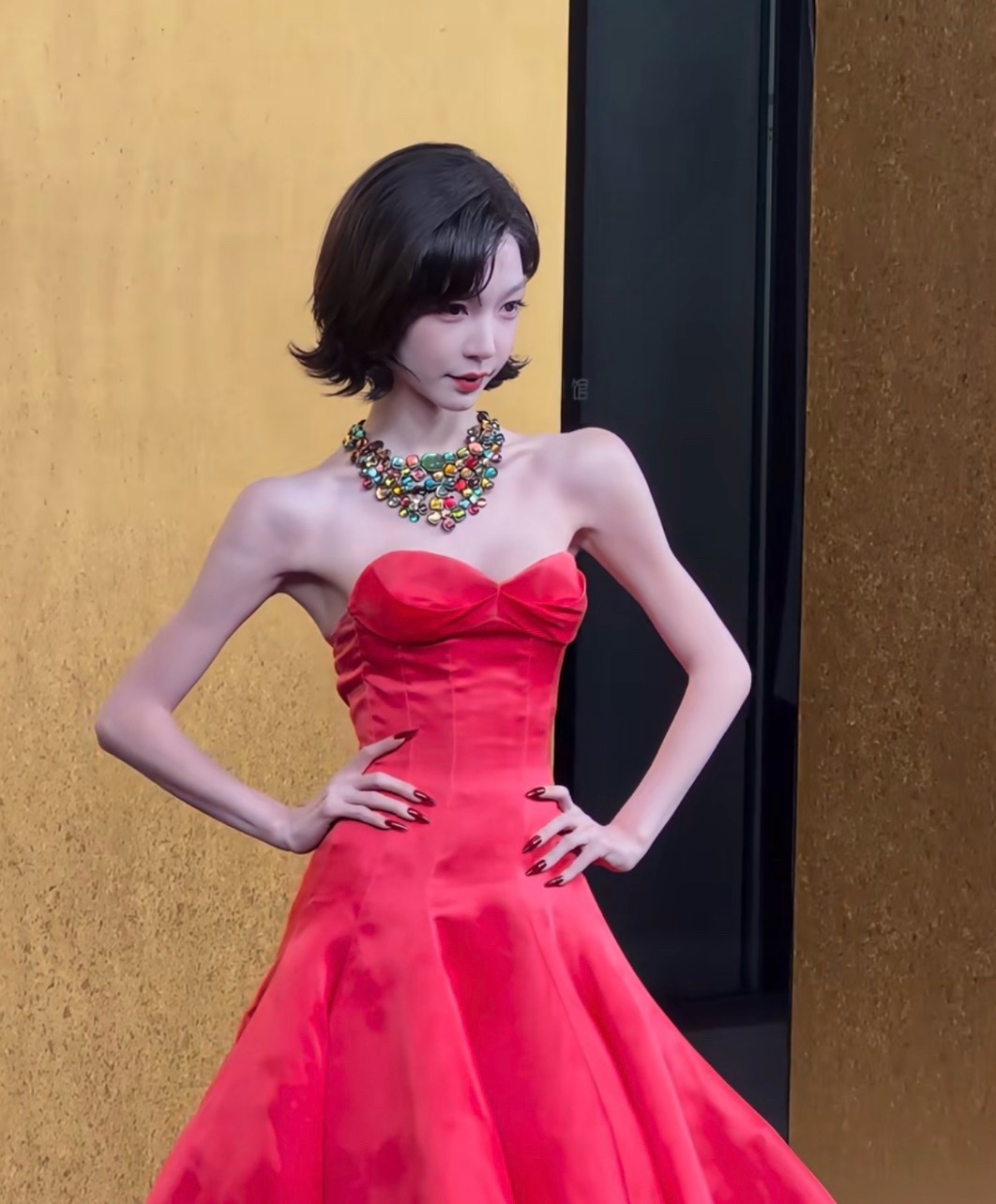 Vogue红毯下的易梦玲有点瘦的吓人了[吃惊]后天美女就很容易过度……胡彦斌你是