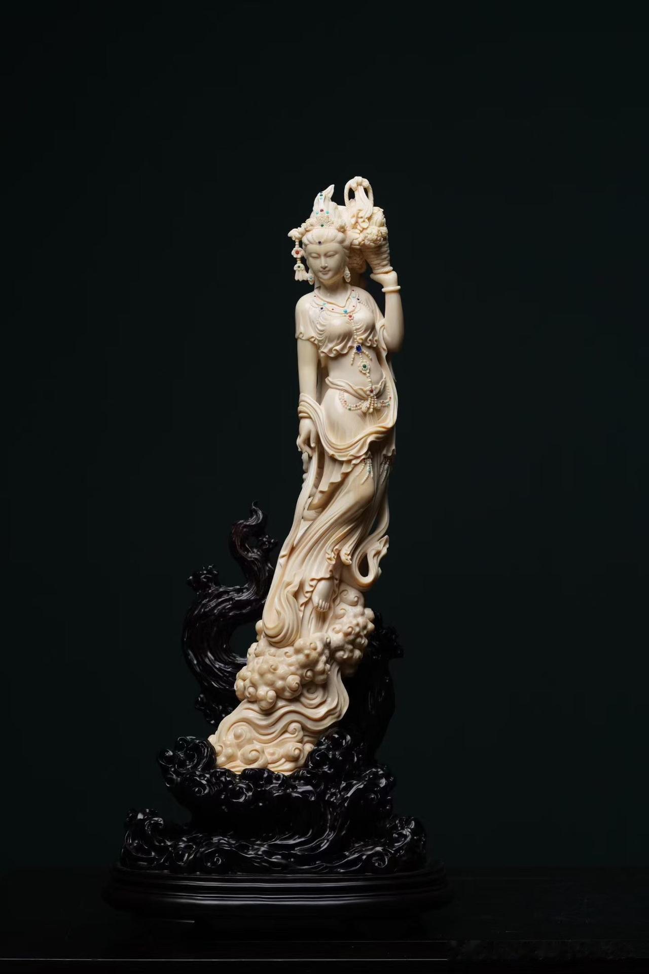 衣袂轻扬，花落如风。

仕女眉目清秀，体态婉约，手捧鲜花，飘带从身侧旋迥而出，线