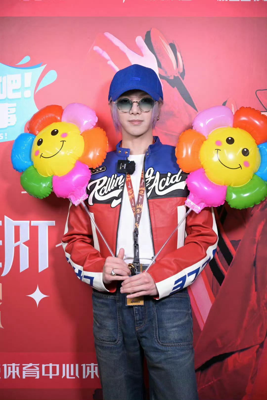 #华晨宇渐变紫长发#华晨宇渐变紫长发搭配机车服也太帅了吧[打call][打cal