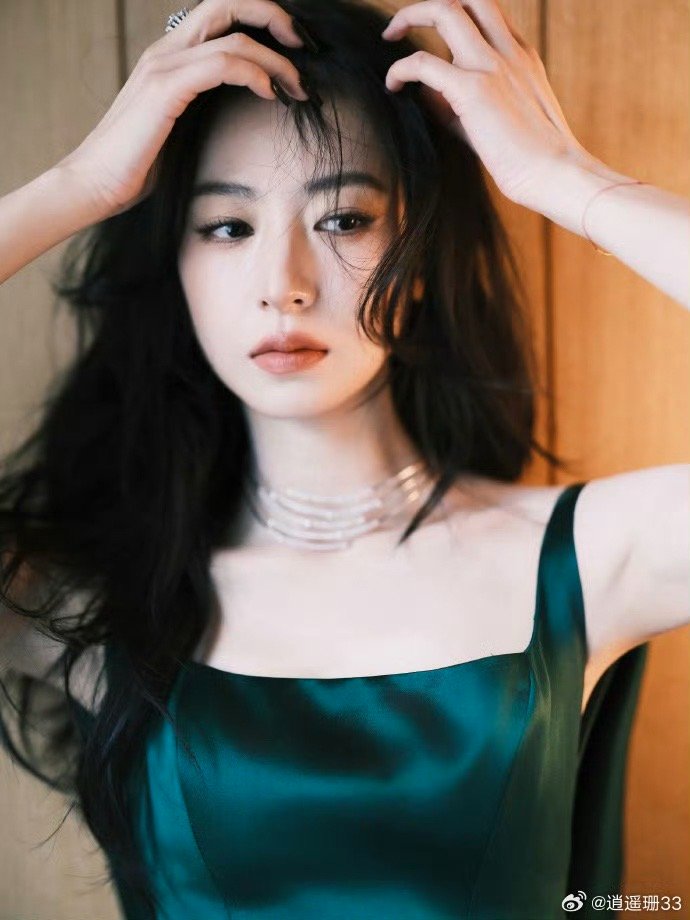 周雨彤那么冷这么美 她站在那里的样子，让人忘了天气有多冷，只记得那份动人的美丽和