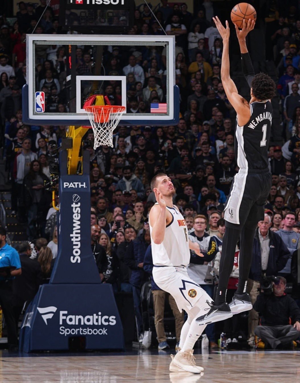 文班缺席今日和掘金一战，要想参加评奖，他最多还能缺席3场。掘金vs马刺NBA