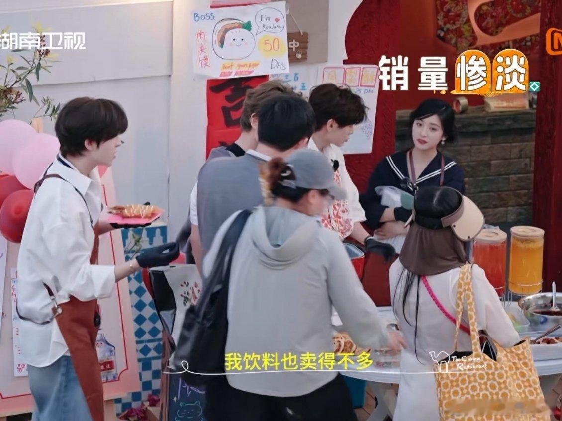 中餐厅婚礼策划天团上线，中餐厅 最后一次摆摊，从最初的混乱到后来的分工明确，直接