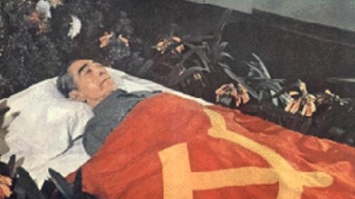 周总理逝世后，由韩宗琦负责为其穿寿衣，可当韩宗琦接过卫士们递过来的寿衣后，顿时大