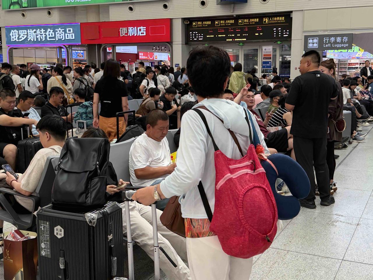 今天下午3点03分，我在辽宁沈阳北站，等待乘坐开往西安的k1572次列车。
我们