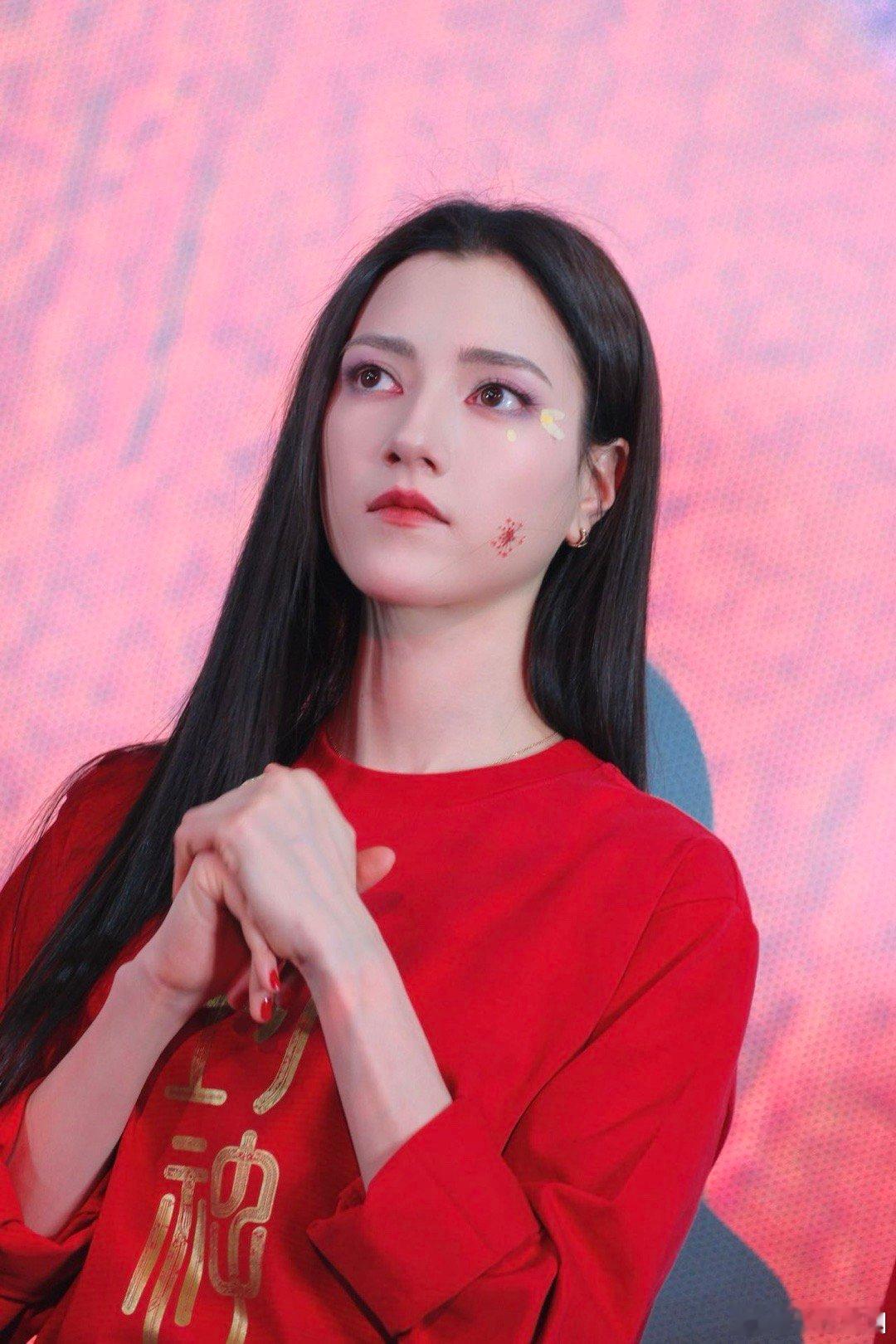 娜然封神首映再现妲己花瓣妆 看到娜然封神首映的花瓣妆，我直接被圈粉成“铁粉”。她
